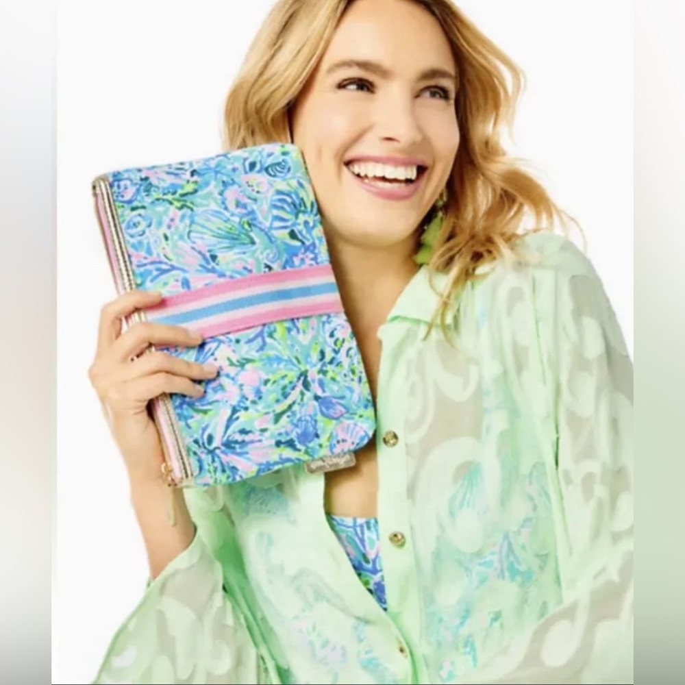 NWOT Lilly Pulitzer GWP POUCH
SOLEIL IT ON ME , Surf Blue Clutch Travel Bag, NEW